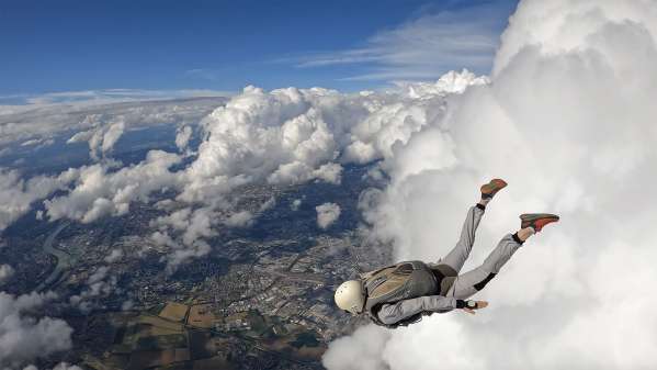 Saut en parachute © Petit Dream